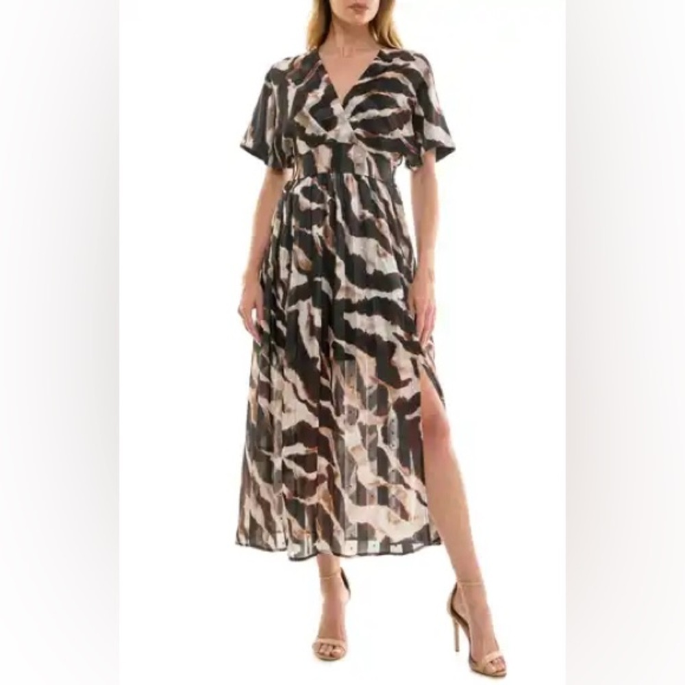 Socialite V-Neck black and cream Dolman Sleeve Dress NWT